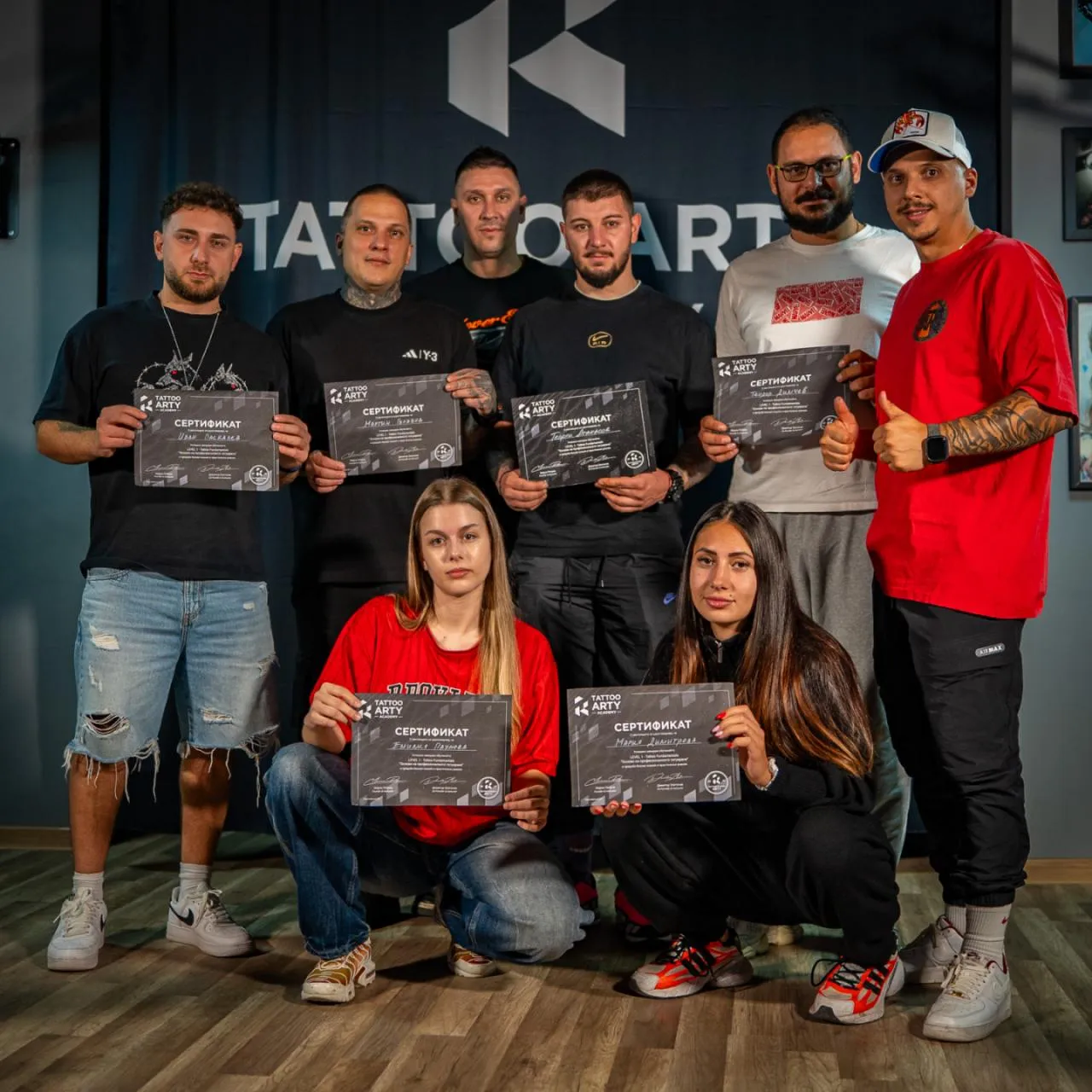 Курсисти от Tattoo Academy със сертификатите си за Level 1 и преподавателите