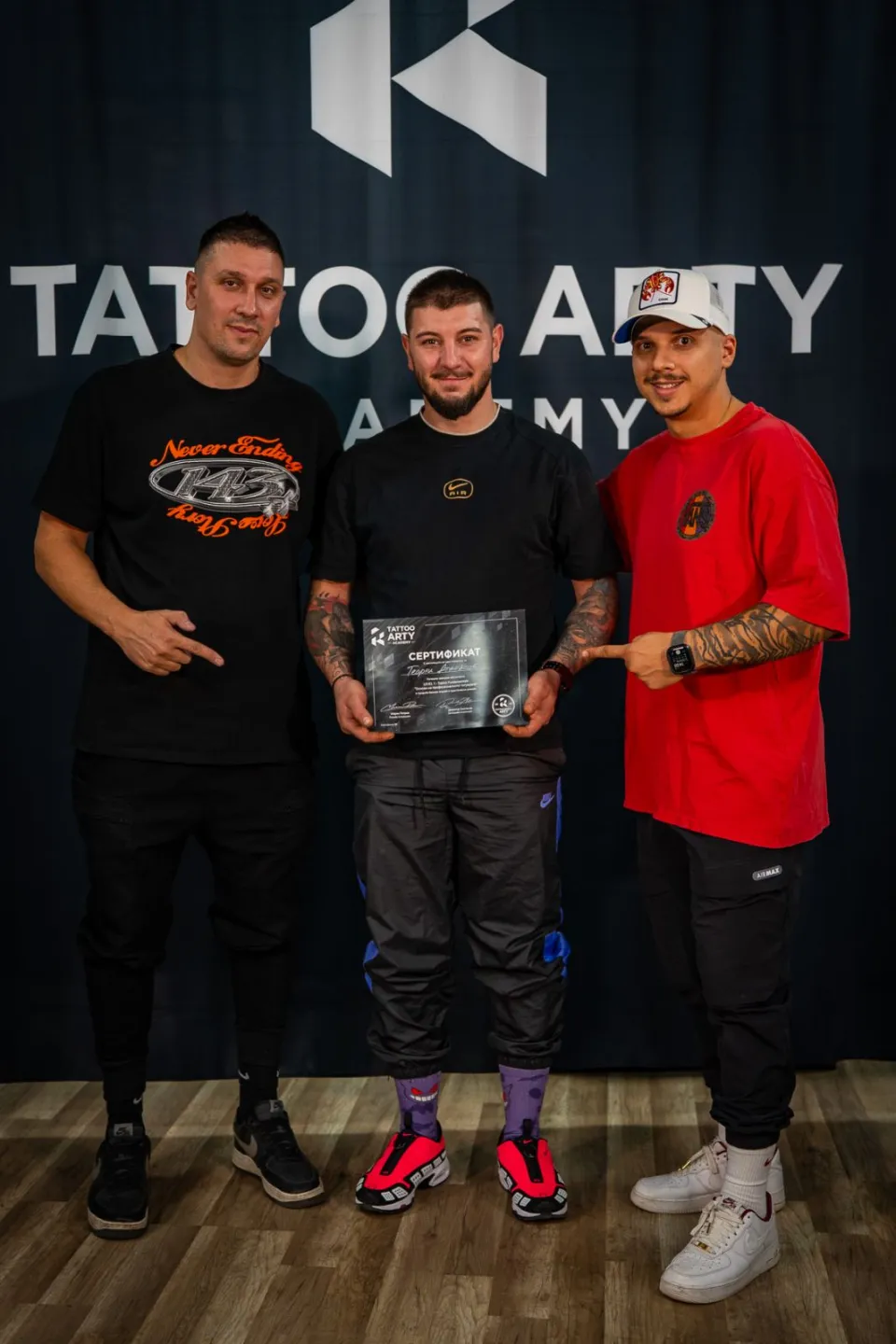 Курсист от Tattoo Academy със сертификат за Level 1 и преподавателите