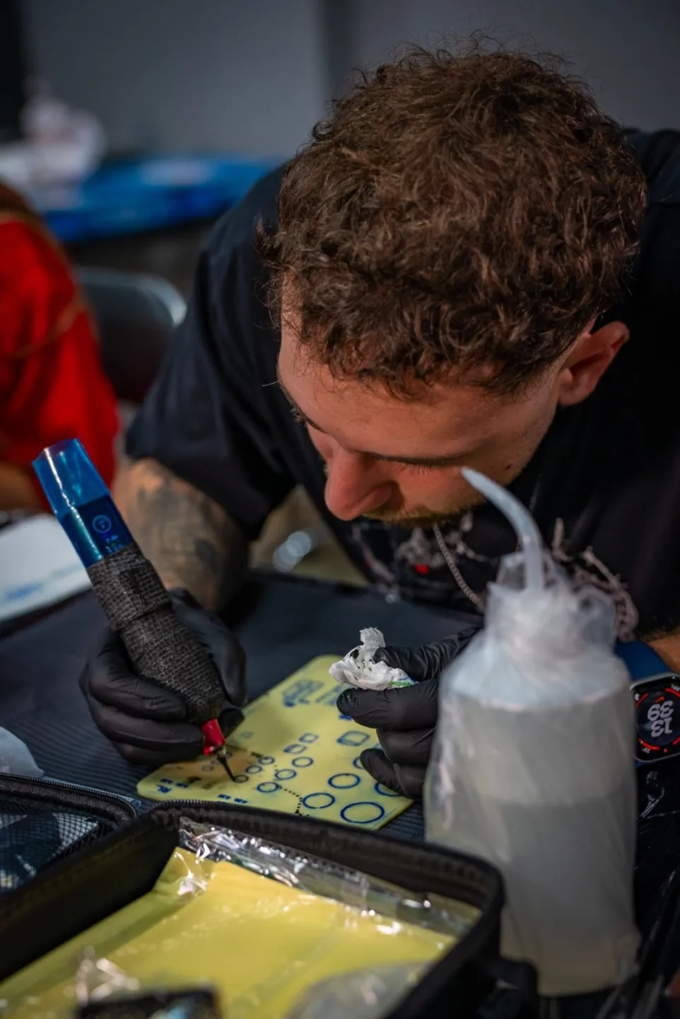 Курсисти тренират върху изкуствена кожа по време на курса в Tattoo Academy, София