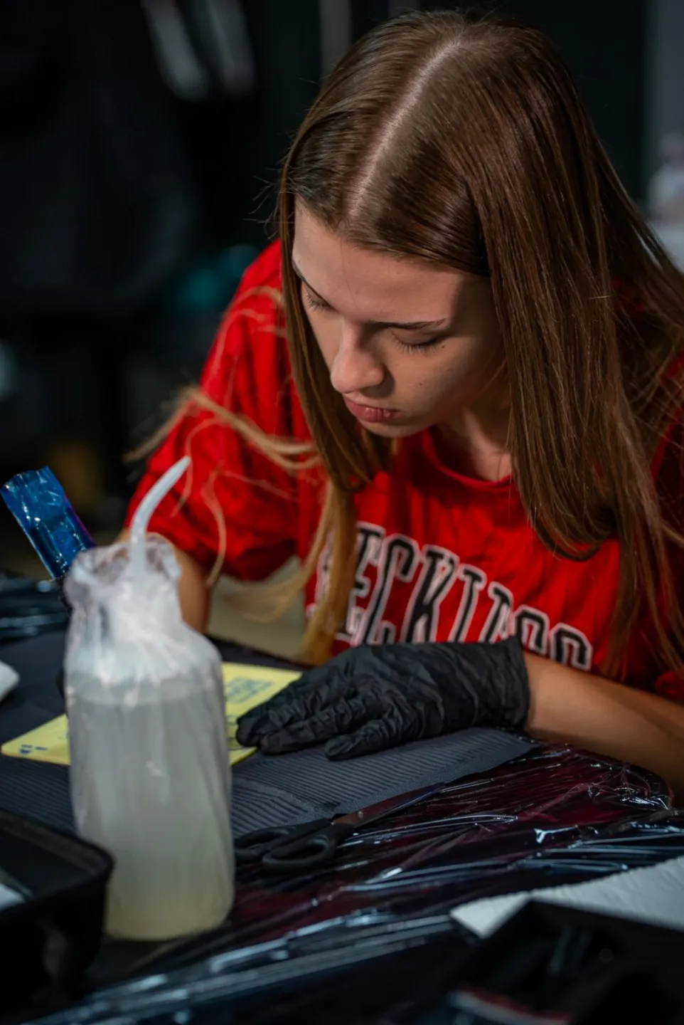 Курсисти тренират върху изкуствена кожа по време на курса в Tattoo Academy, София