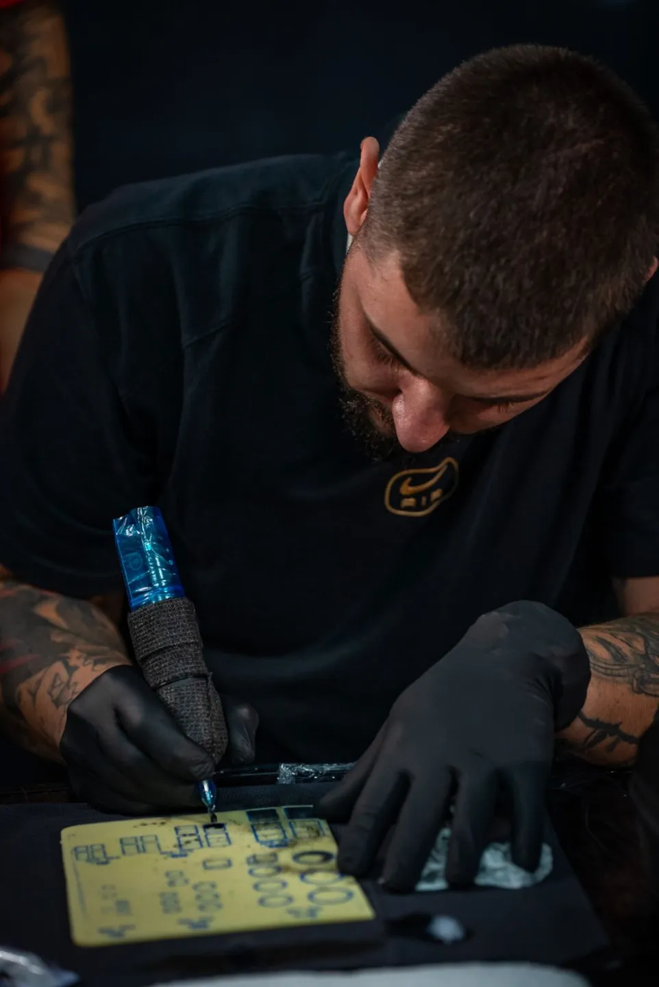 Курсисти тренират върху изкуствена кожа по време на курса в Tattoo Academy, София