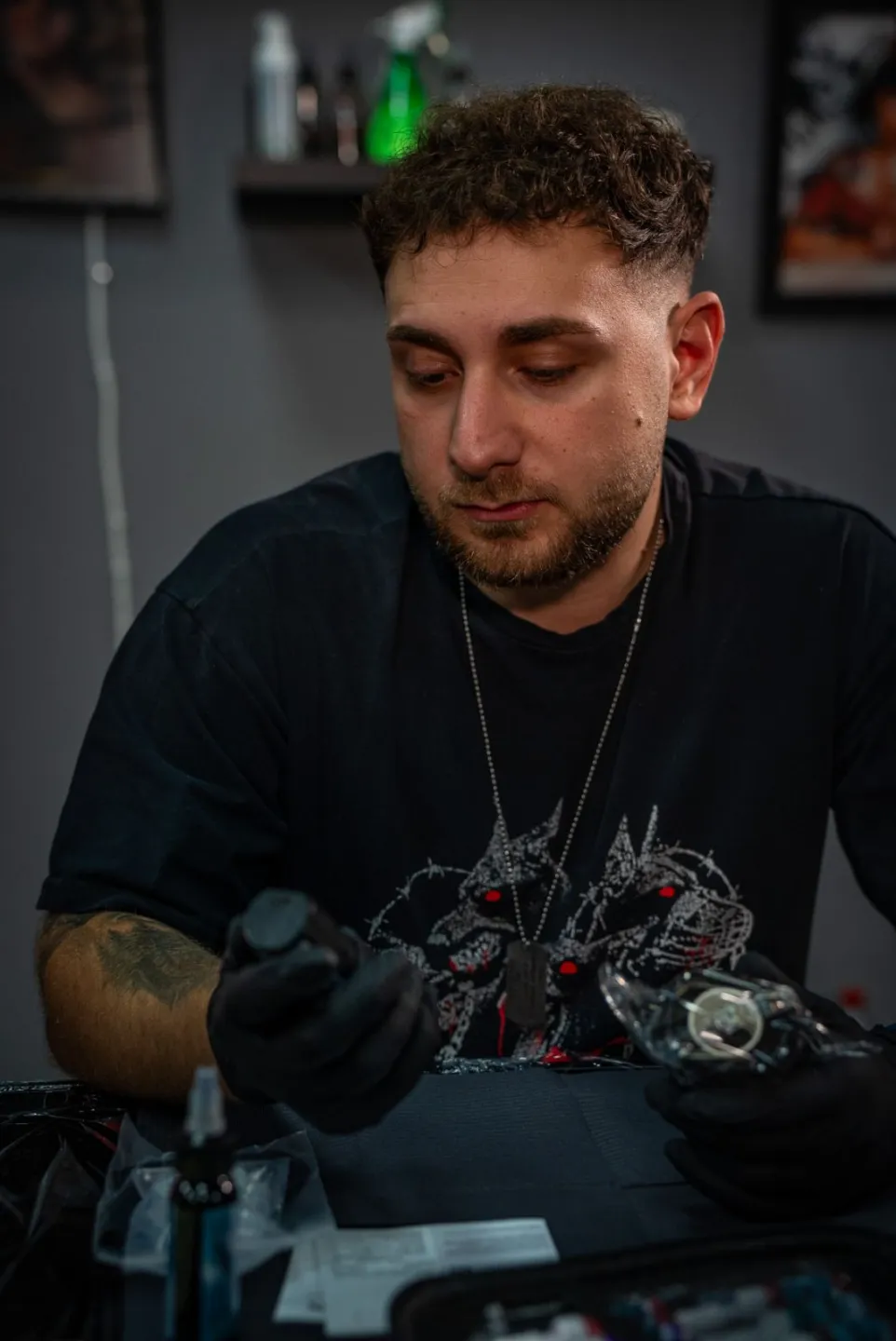Курсисти от Tattoo Academy по време на работа в Arty Tattoo Studios, София