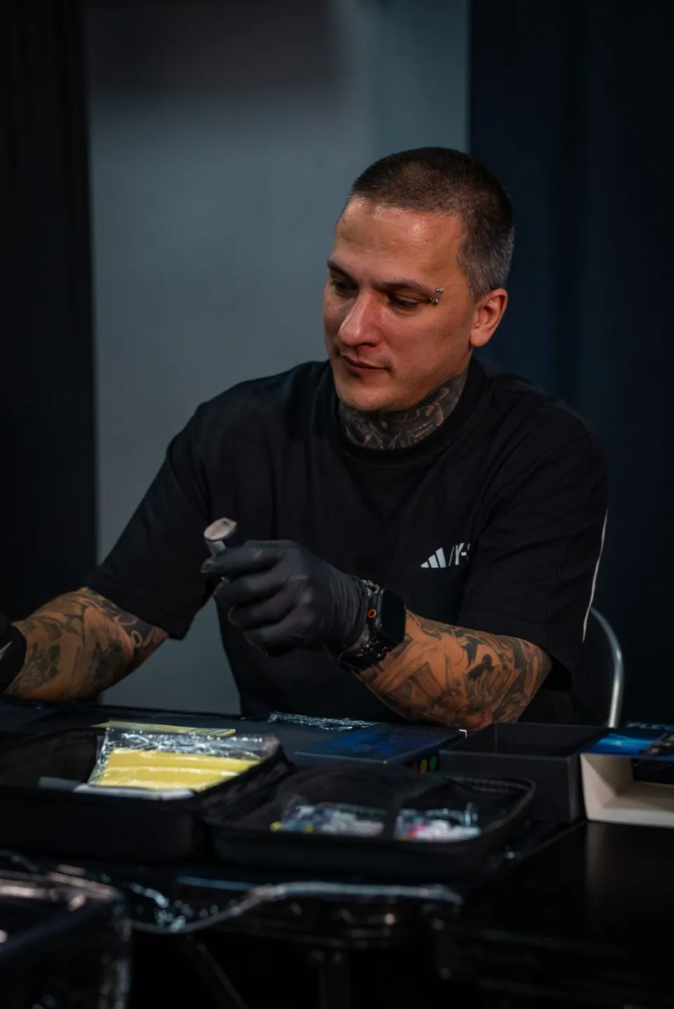 Курсисти от Tattoo Academy по време на работа в Arty Tattoo Studios, София