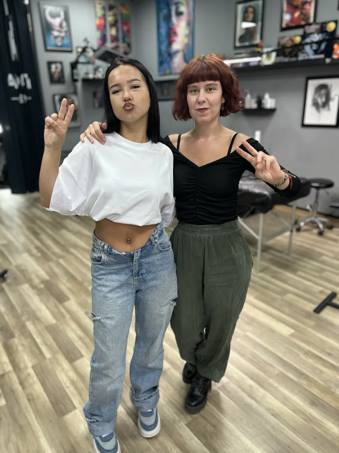 Nuovo piercing all'ombelico — cliente e piercer da Arty Tattoo Studios a Sofia